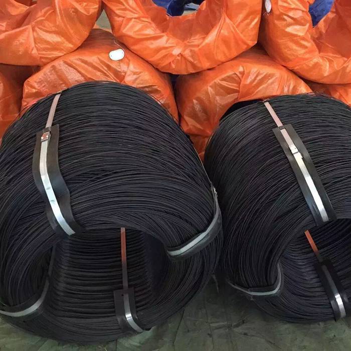 Two rolls of black annealed wires are packed with bundle and several packed with woven bags.