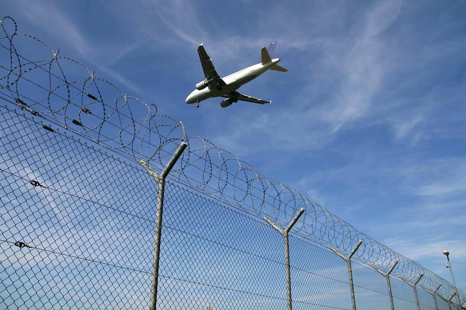 Las cercas de alambre se instalan en la orilla del aeropuerto con alambre de concertina en la parte superior.