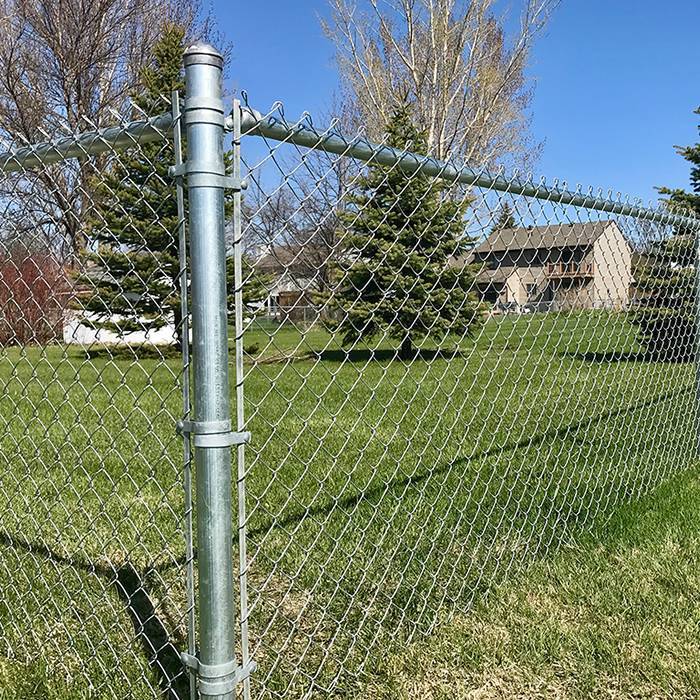 La cerca de alambre se utiliza para establecer límites para los jardines.