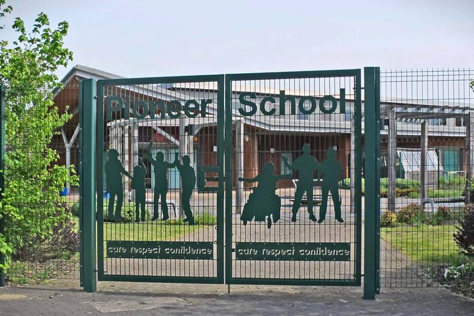 Valla metálica puerta. Mobiliario escolar urbano Enclave Educativo