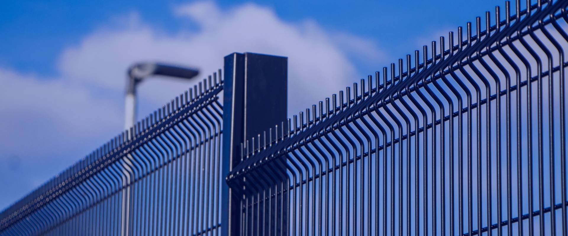 Un morceau de 358 clôtures de haute sécurité sous le ciel bleu.
