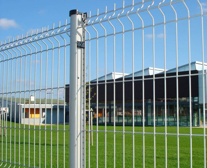 Une ligne de clôture en acier est installée dans la zone industrielle.